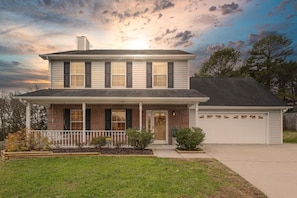 Exterior - Homestyle: Game room, w/soaking tub, yard, crib, patio, KING beds, & quiet study. (Knoxville)