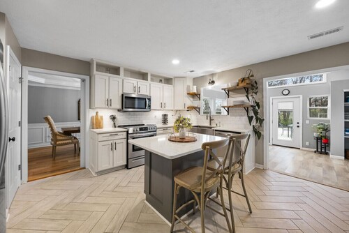 Homestyle: Game room, w/soaking tub, yard, crib, patio, KING beds, & quiet study.