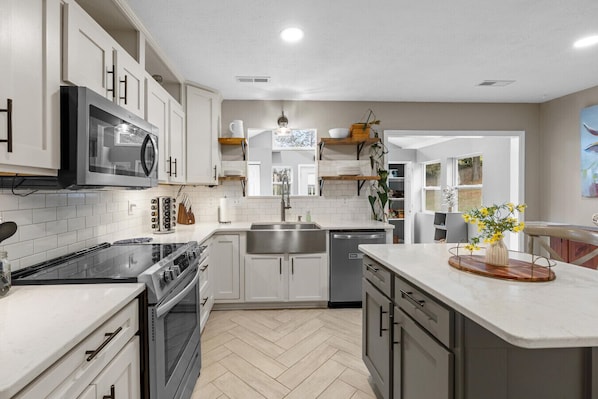 Fridge, microwave, oven, stovetop - Homestyle: Game room, w/soaking tub, yard, crib, patio, KING beds, & quiet study. (Knoxville)