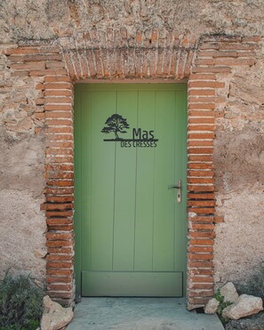 تفاصيل الفندق من الخارج