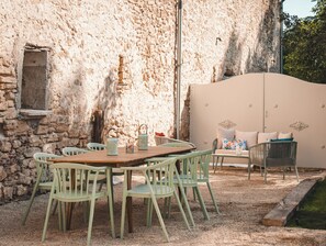 تناول الطعام بالخارج