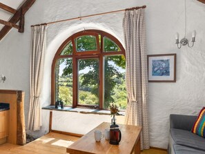 TV, fireplace - 2 Bed in Hebron (oc-y30098) (Whitland)