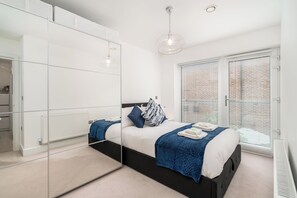 Iron/ironing board, free WiFi, bed sheets - Bright, Modern & Central Apartment - Pass the Keys (High Wycombe)