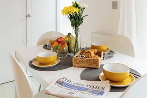Dining - Bright, Modern & Central Apartment - Pass the Keys (High Wycombe)