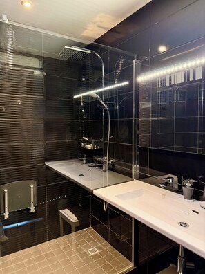 Hair dryer, towels, soap, toilet paper - Apartment Biarritz le phare view golf and Ocean, near beach and city center (Biarritz)