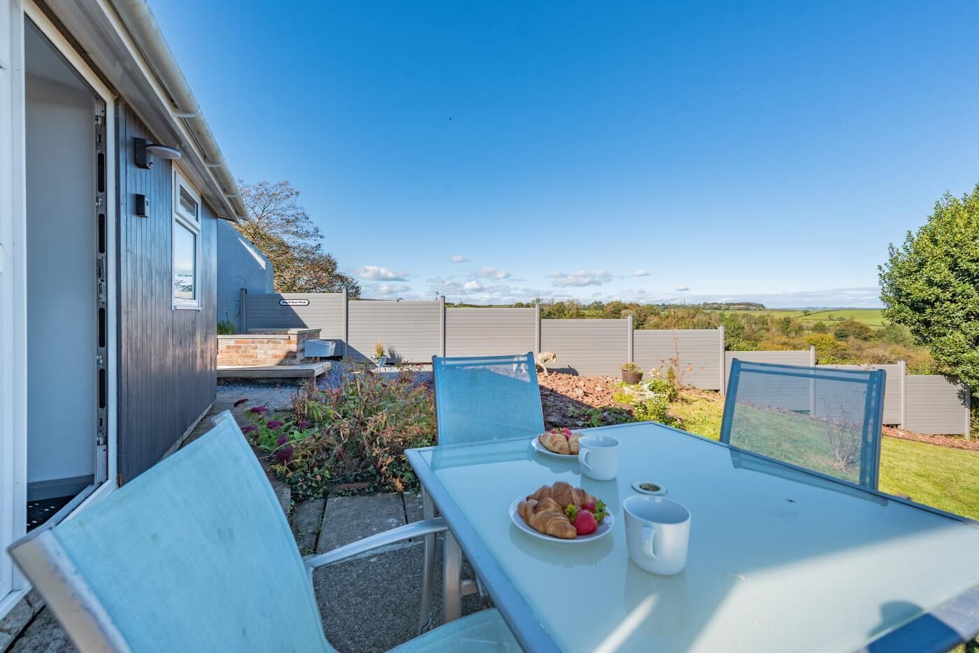 屋外ダイニングエリア