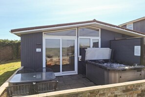 Outdoor dining - 2 Bed in Llangain (oc-h30184) (Llangain)