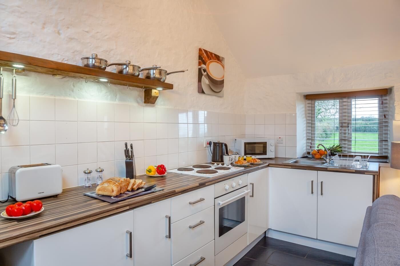 Microondas, horno y utensilios de cocina