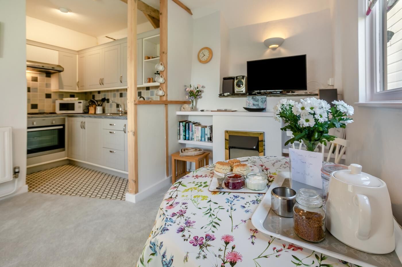 Microondas, horno y utensilios de cocina