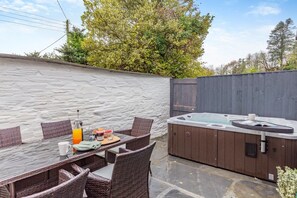 Outdoor dining - 3 Bed in Yeolmbridge (oc-t30293) (Werrington)