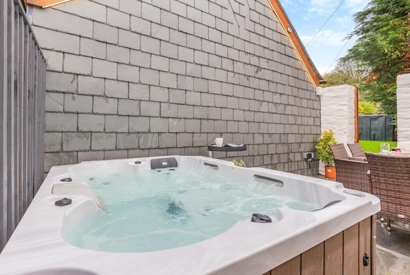 Outdoor spa tub - 3 Bed in Yeolmbridge (oc-t30293) (Werrington)