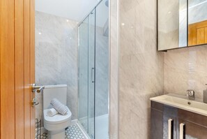Towels - 3 Bed in Yeolmbridge (oc-t30293) (Werrington)