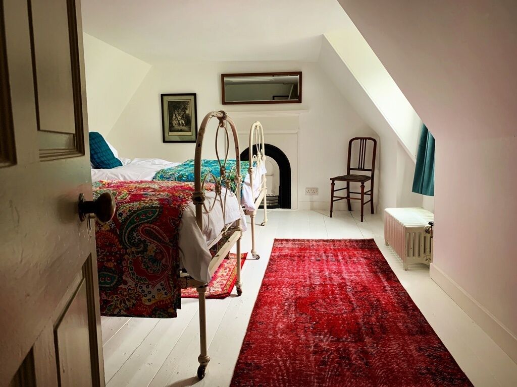 Travel crib, free WiFi, bed sheets