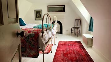 Travel crib, free WiFi, bed sheets