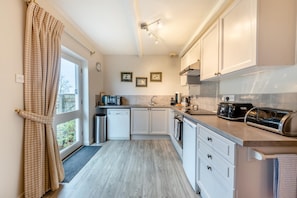 Microwave, oven, dishwasher, high chair - 2 Bed in North Tamerton (oc-p30360) (North Tamerton)