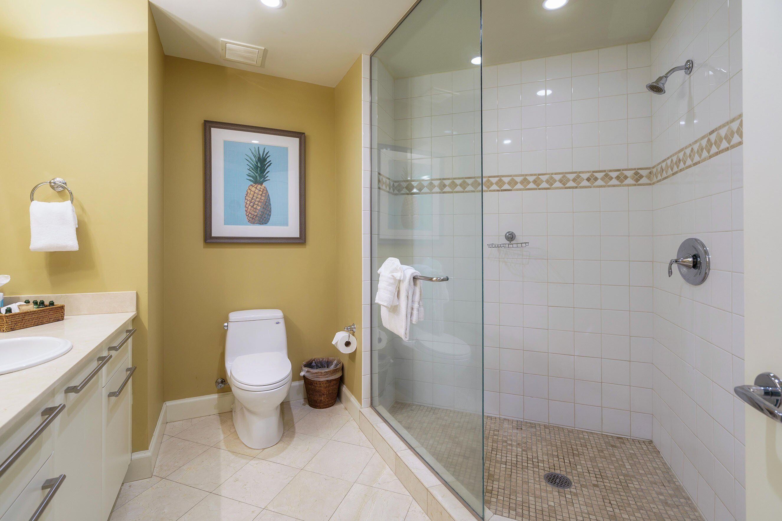 Ein Badezimmer mit Toilette, Waschbecken und Dusche.