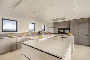 Microwave, oven, dishwasher, highchair - 4 Bed in Botwnnog (oc-s30317) (Botwnnog)