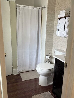 Regadera, toallas, jabón, papel de baño