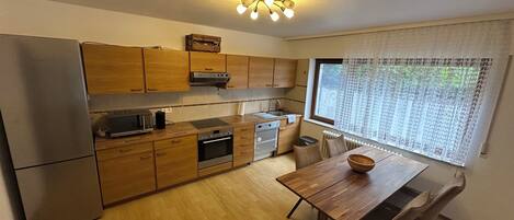 Kjøleskap, mikrobølgeovn, kokeplater og oppvaskmaskin