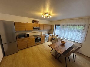 Fridge, microwave, stovetop, dishwasher