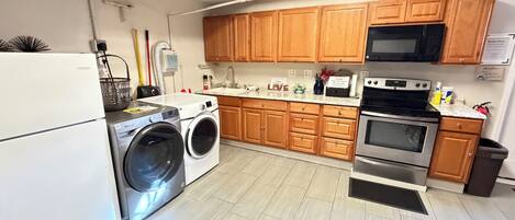 Four Ă micro-ondes, un four, surface de cuisson, lave-vaisselle