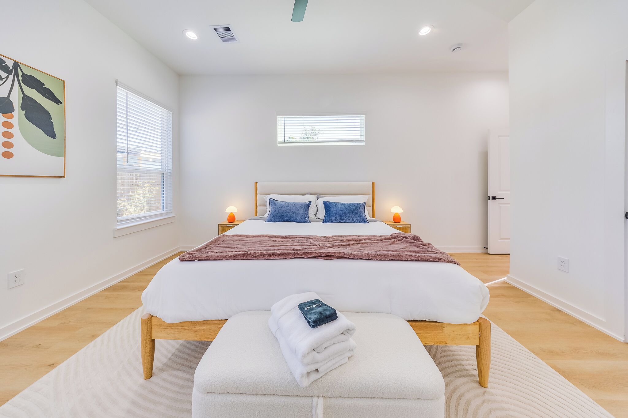 Tabla de planchar con plancha, wifi, ropa de cama