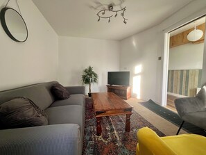 TV - Cozy 4 bed house in Staple Hill, Bristol for 5. Free Off road parking. Internet. (Bristol)