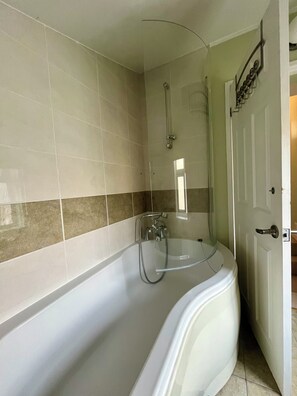 Serviettes fournies, savon, papier toilette