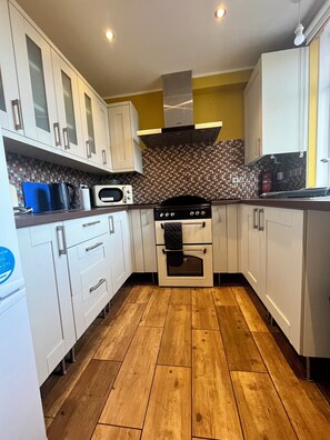 Microwave, oven, stovetop - Cozy 4 bed house in Staple Hill, Bristol for 5. Free Off road parking. Internet. (Bristol)