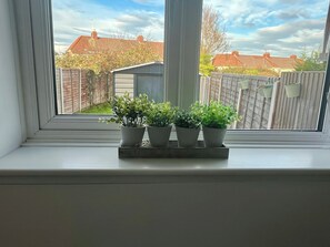 Interior - Cozy 4 bed house in Staple Hill, Bristol for 5. Free Off road parking. Internet. (Bristol)