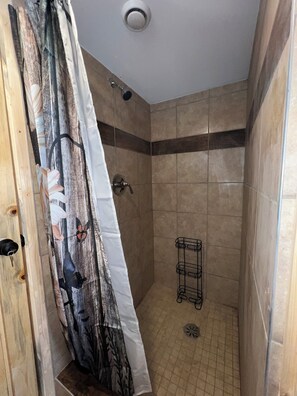 Een douche, een haardroger, zeep, shampoo