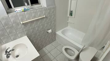 Pyyhkeet, saippua, vessapaperi