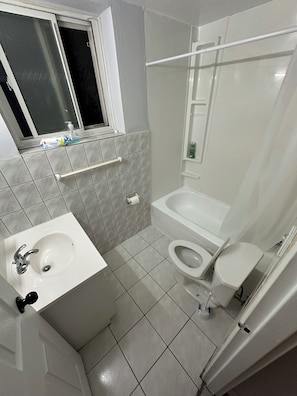 Toallas, jabón y papel higiénico