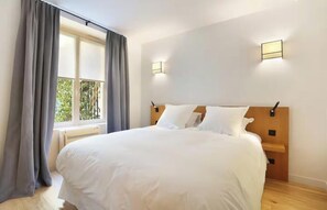 Iron/ironing board, WiFi - AN AUTHENTIC & REFINED PARISIAN EXPERIENCE IN THE HEART OF PARIS – SAINT GERMAIN (Paris)