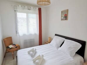 Iron/ironing board, travel crib, WiFi, bed sheets