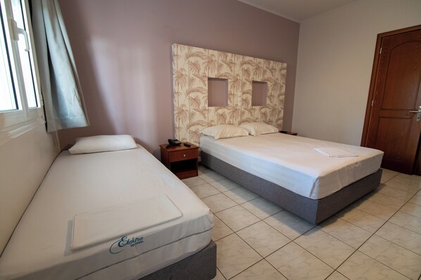 Habitación triple, balcón, vista al océano | Wifi gratis 