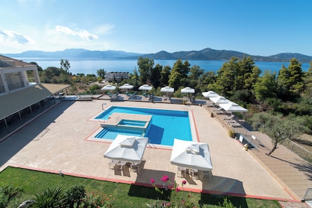 Una piscina al aire libre de temporada. Elektra Hotel