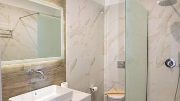 Deluxe Double Room, Balcony, Ocean View | Bathroom