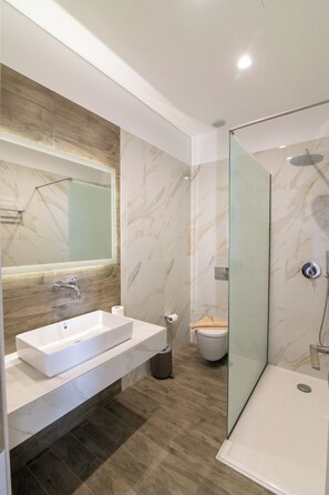 Habitación doble Deluxe, balcón, vista al océano | Baño