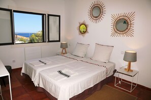 Tabla de planchar con plancha y acceso a internet