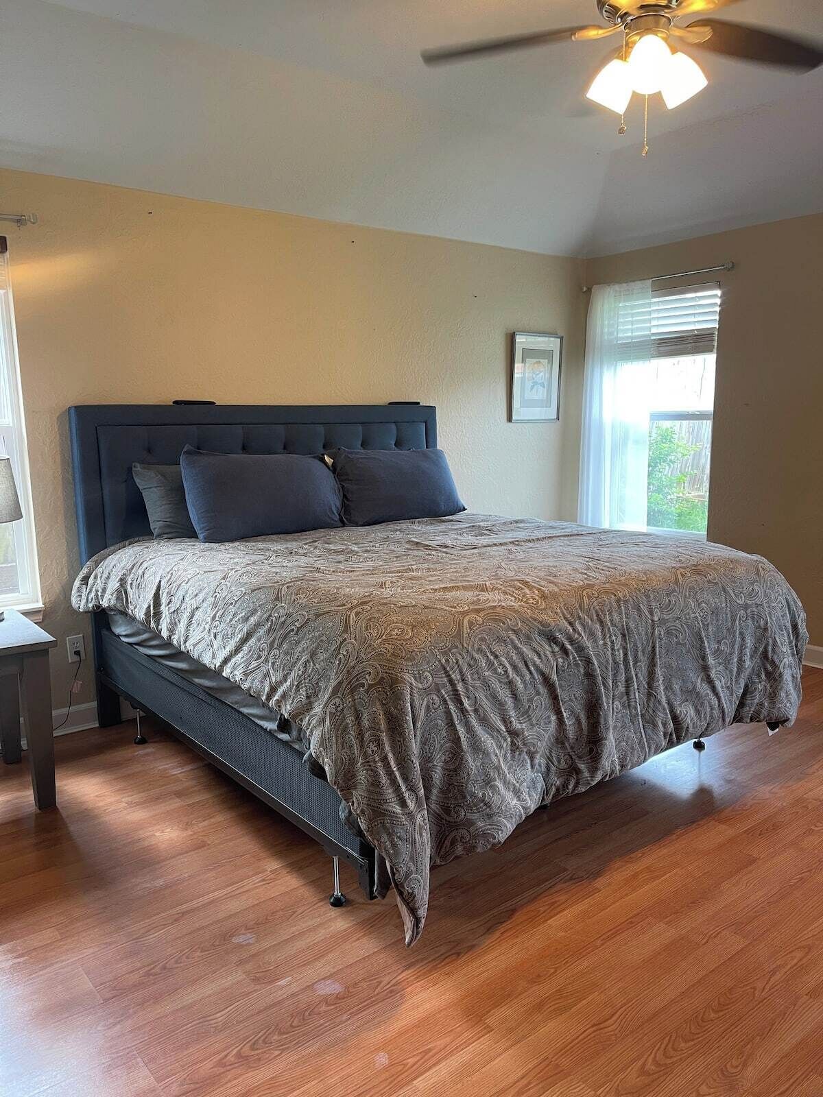 Iron/ironing board, Internet, bed sheets