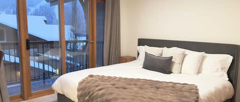 Desk, iron/ironing board, free WiFi, bed sheets