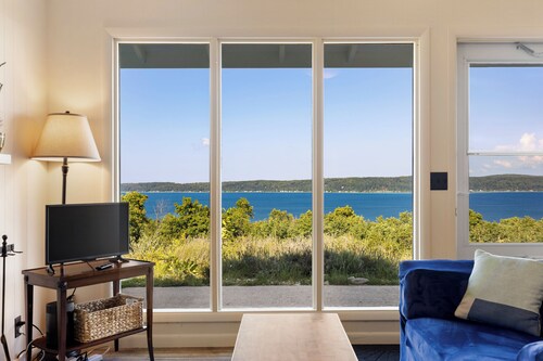 Hill Hideaway - Secluded & Soaring Views of Crystal Lake - 5 mins to Frankfort!