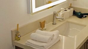 吹风机、毛巾、肥皂、卫生纸