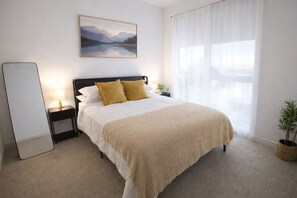 Desk, iron/ironing board, free WiFi, bed sheets - Modern 1 BD/Pool,Gym,Rooftop view in Glendale (Glendale)