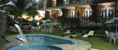 2 สระว่ายน้ำกลางแจ้ง เปิด 8:00 น. ถึง 20:00 น., ร่มริมสระว่ายน้ำ