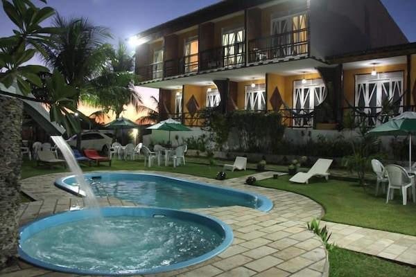 2 piscinas externas, funciona das 8h às 20h, guarda-sóis