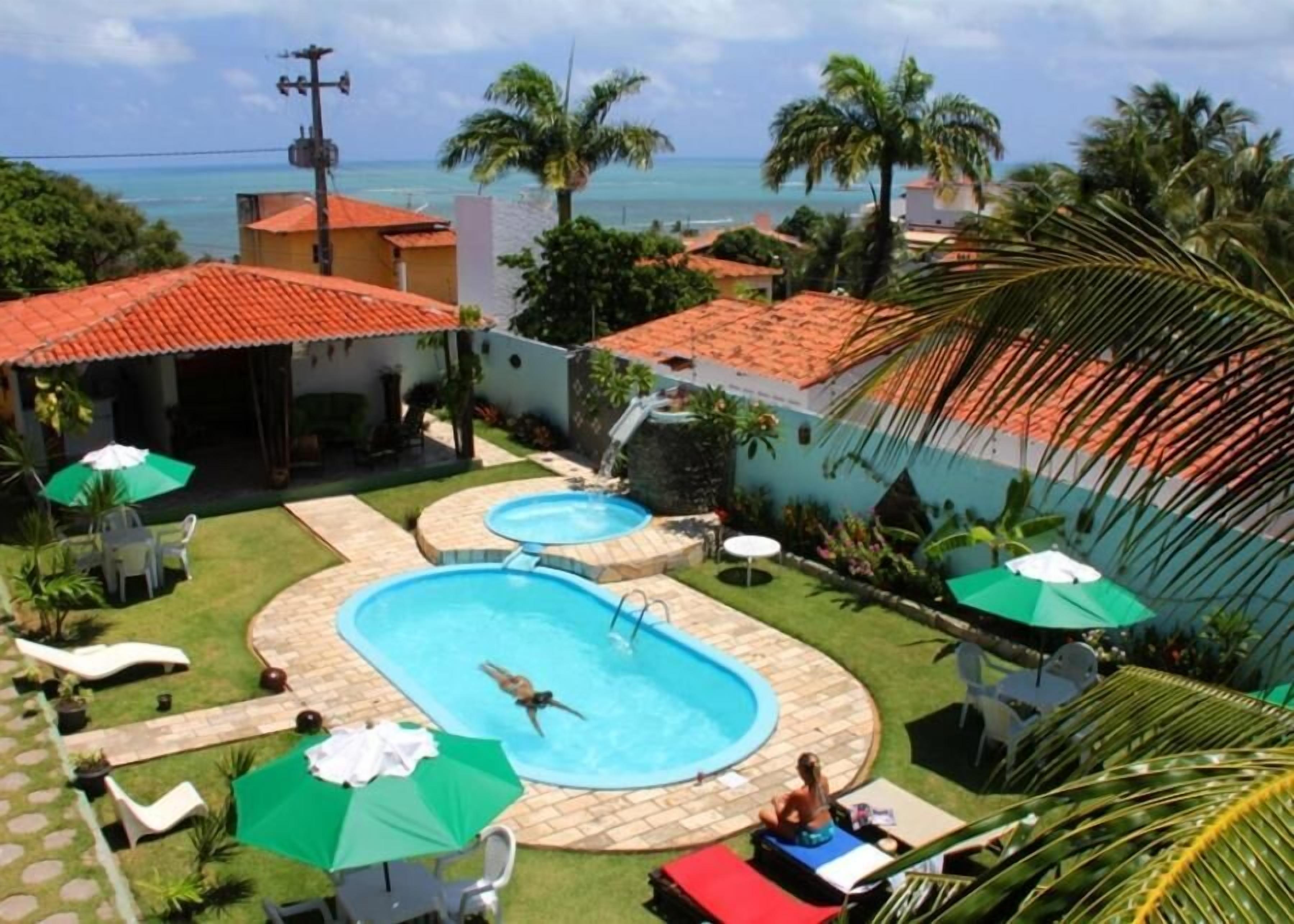 2 piscinas externas, funciona das 8h às 20h, guarda-sóis