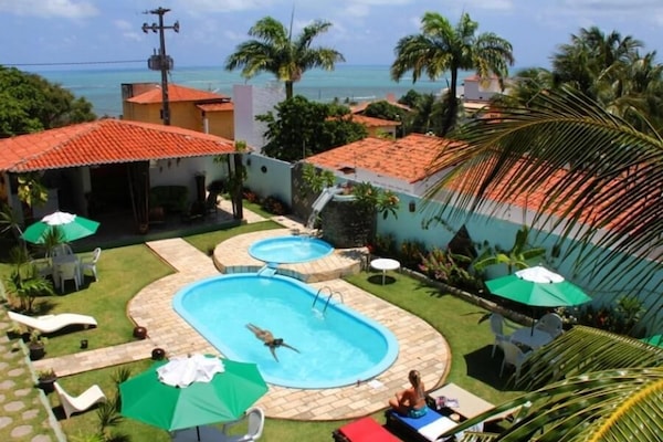 2 udendørs pools, åben fra kl. 08.00 til kl. 20.00, parasoller