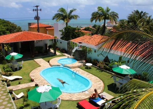 2 piscinas al aire libre (de 08:00 a 20:00), sombrillas, tumbonas